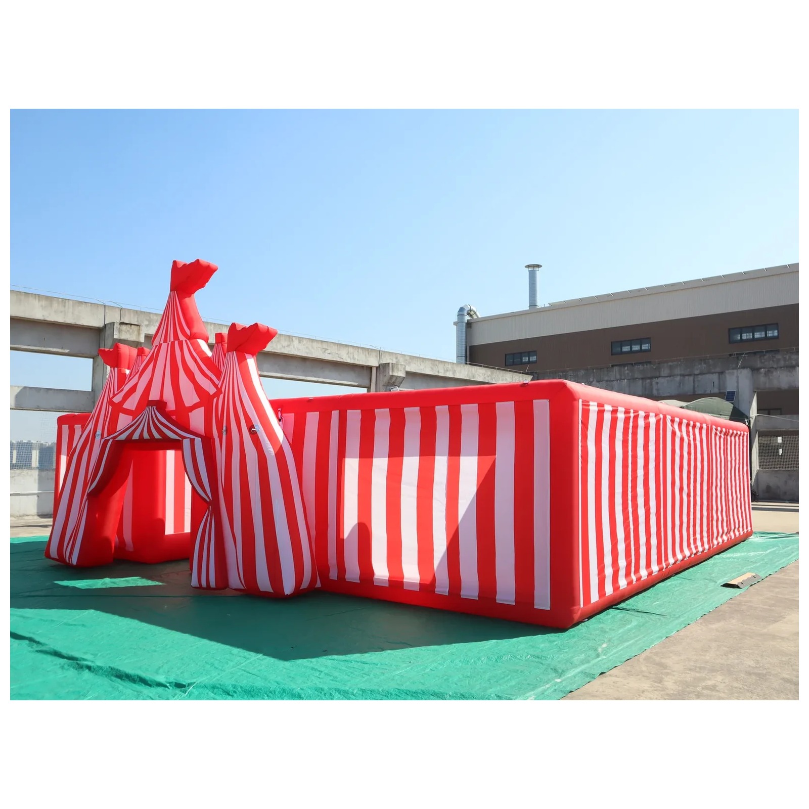 Large Red White Circus Inflata - Kids Outdoor Venues recension och pris